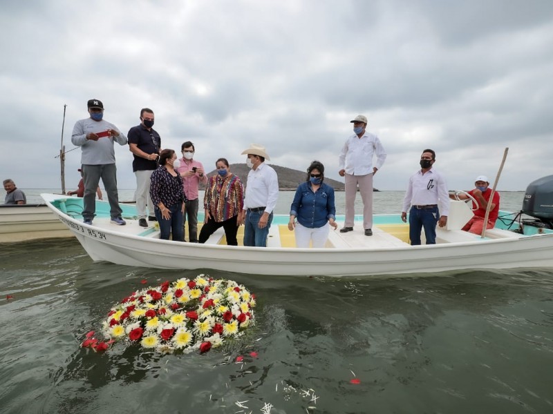 Colocan ofrenda florar por Día de la Marina