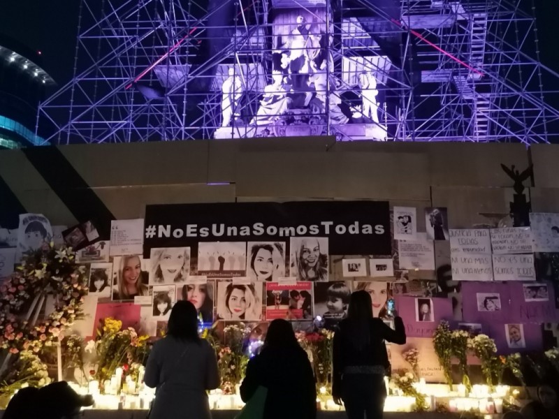 Colocan ofrenda por feminicidios en el Ángel