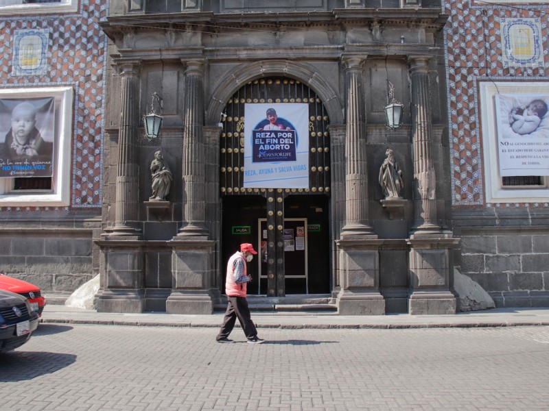 Colocan pancartas en contra del aborto en templo católico