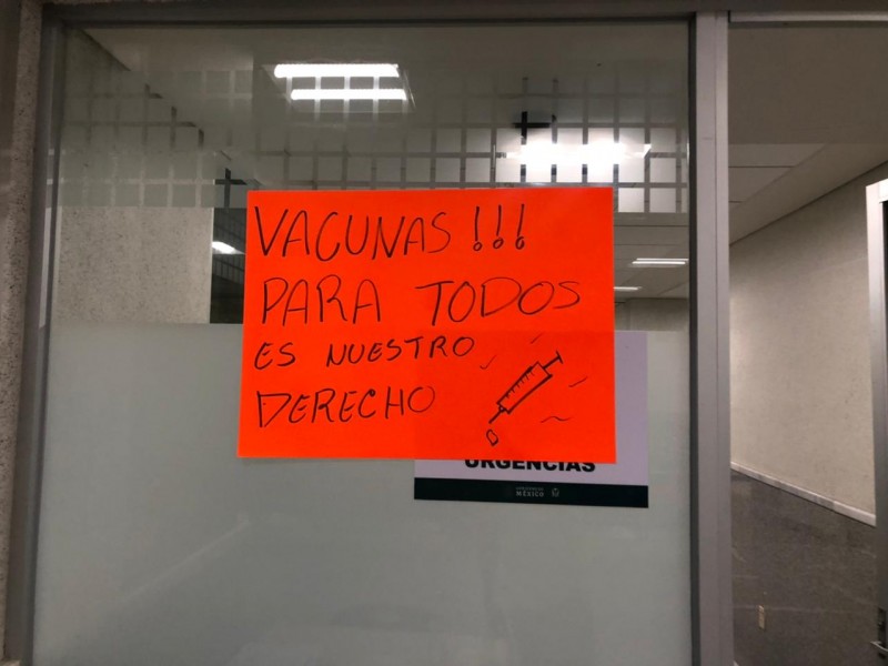 Colocan pancartas trabajadores del IMSS para exigir aplicación de vacuna