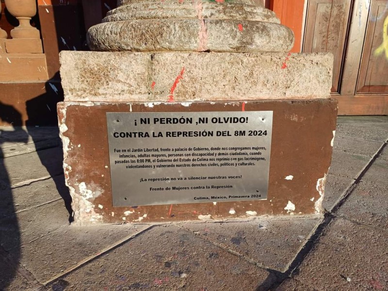 Colocan placa en Palacio de Gobierno ante represión del 8M