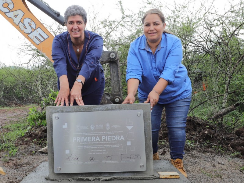 Colocan primera piedra de escuela en Landa de Matamoros