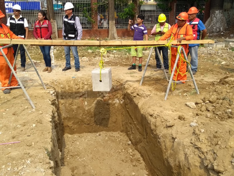 Colocan primera piedra de escuela Leona Vicario