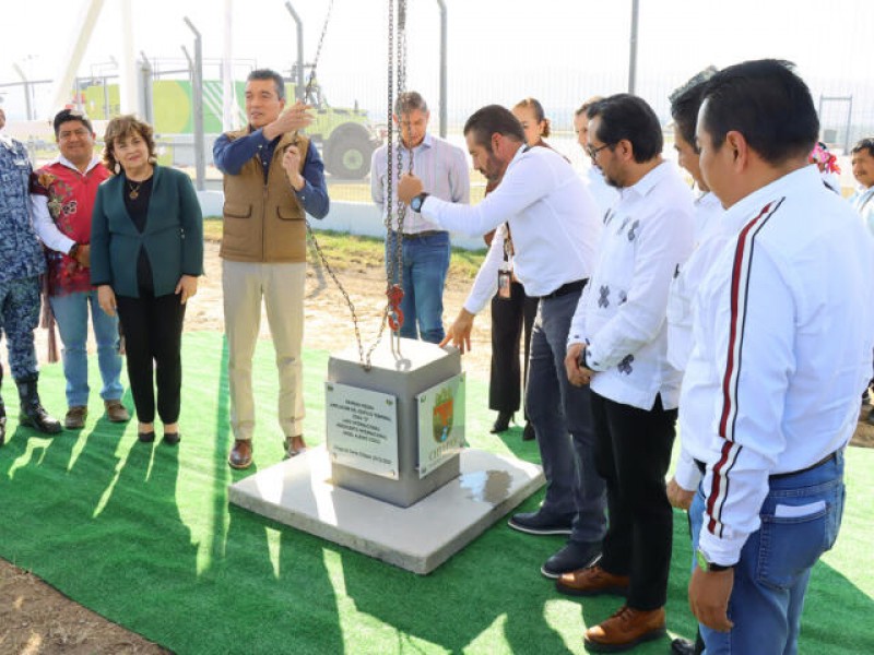 Colocan primera piedra de segunda ampliación del AIAAC