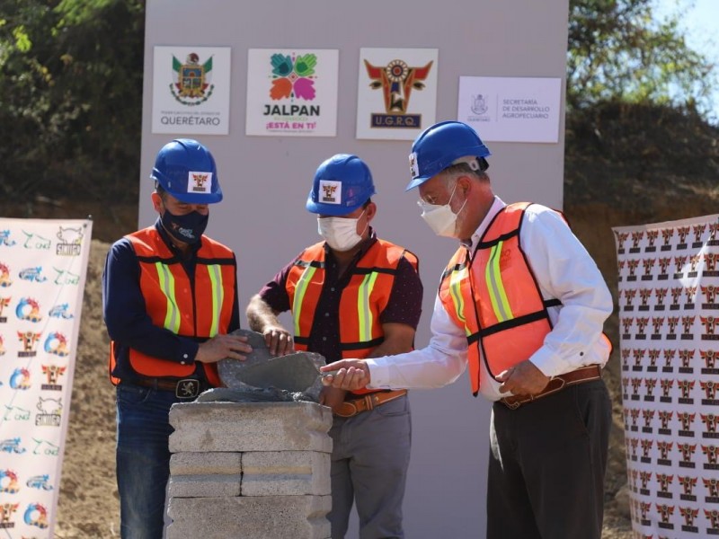 Colocan primera piedra del Centro de Acopio Regional Ganadero