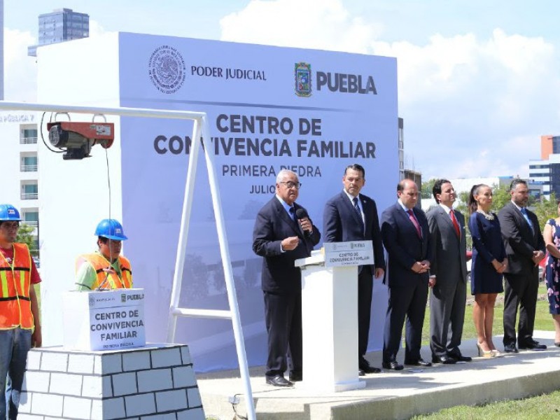 Colocan primera piedra del Centro de Convivencia Familiar