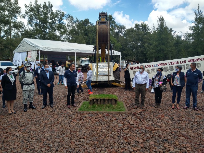 Colocan primera piedra del centro de resguardo de identificación forense