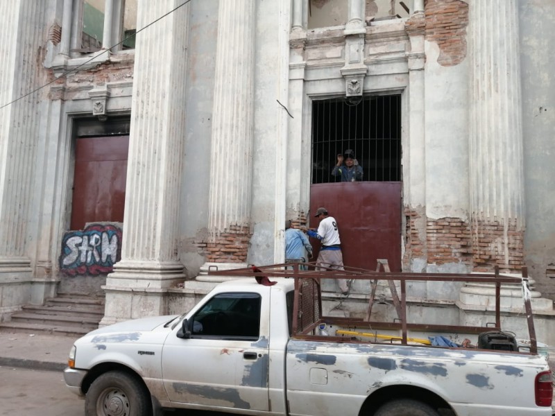 Colocan puertas y ventanas de metal en Banco de Sonora