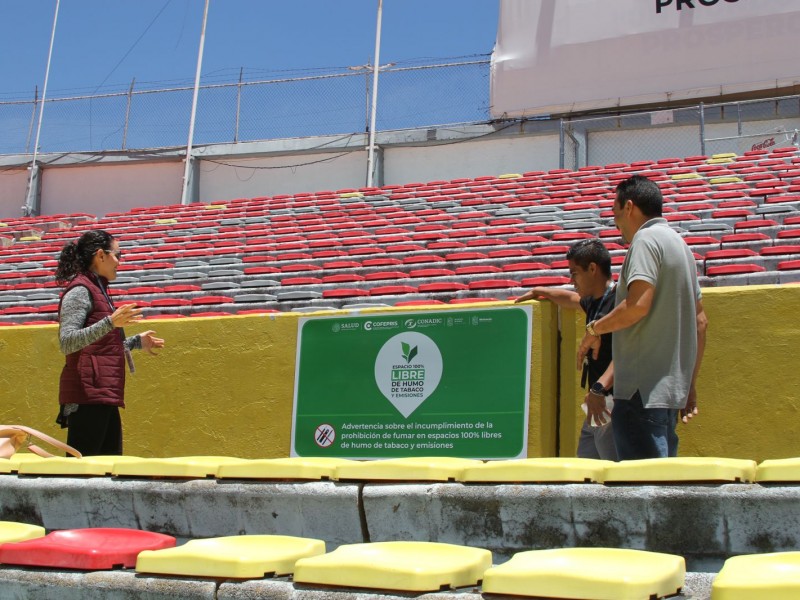 Colocan señalética que prohíbe fumar en el Estadio Morelos