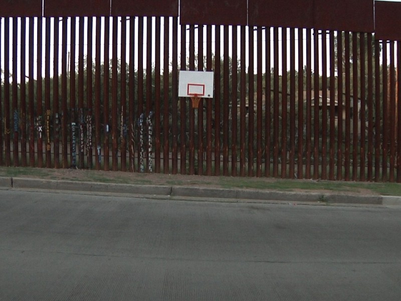 Colocan tablero de básquetbol en cerco fronterizo