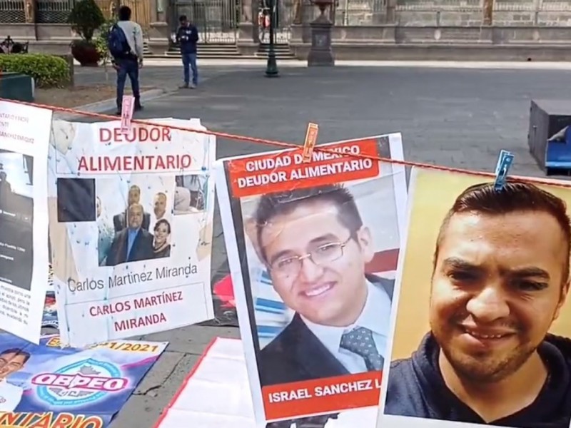 Colocan tendedero con fotografías de deudores alimentarios