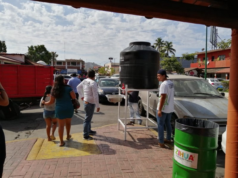 Colocan tinacos con lavamanos en el Mercado Municipal