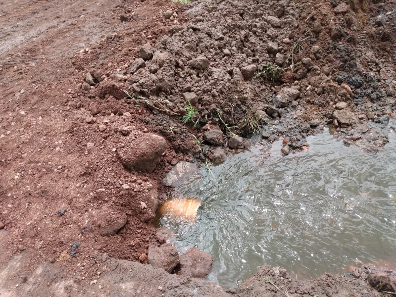 Colocan tubería en el dren yerbabuena