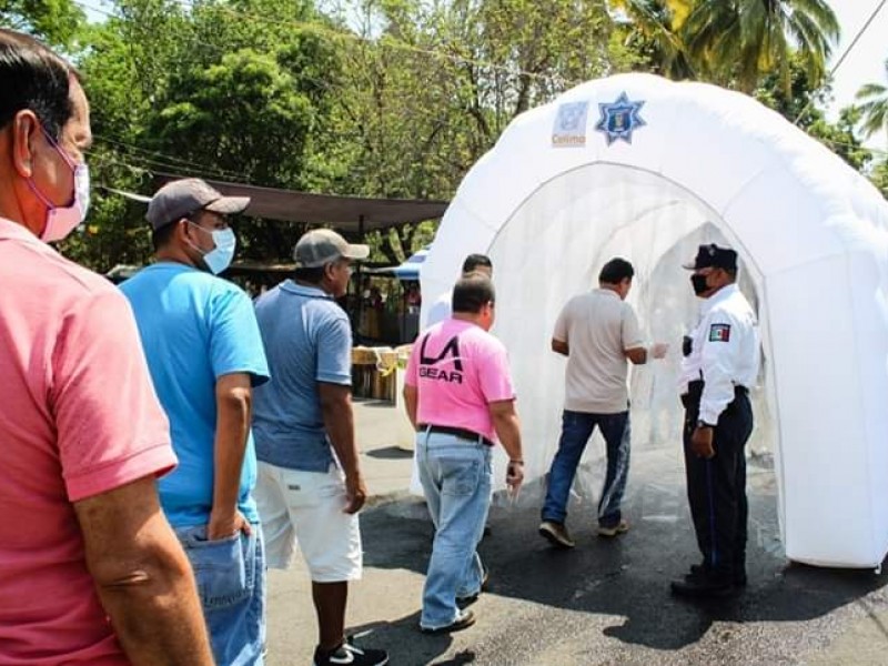 Colocan túnel sanitizante en tianguis del Parque Hidalgo
