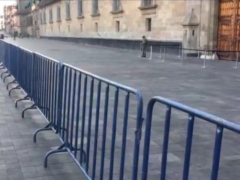 Colocan vallas metálicas en exterior de Palacio Nacional