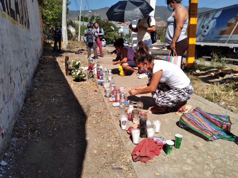 Colocan veladoras y flores donde migrantes perdieron la vida