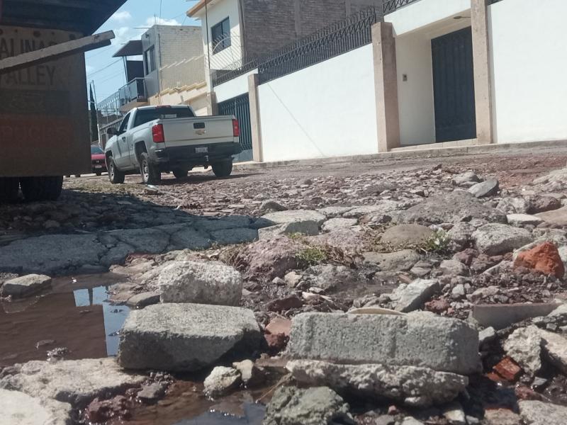 Colonia Arboledas en La Piedad: vecinos denuncian calles dañadas y drenaje descubierto