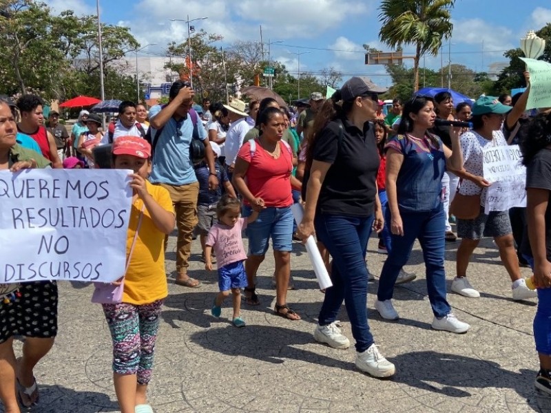 Colonias irregulares se manifiestan en KM cero de Cancún