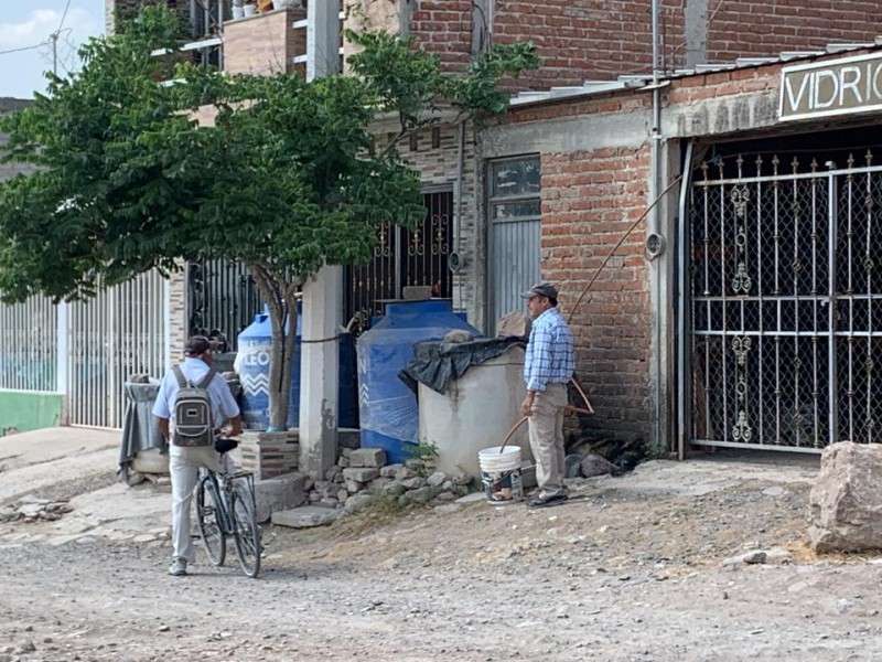 Colonias irregulares sufren por la escasez de lluvia.