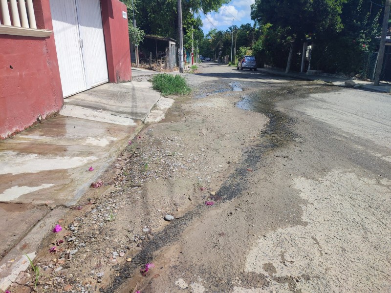 Colonos de La Democracia reiteran solicitud ante fugas de agua