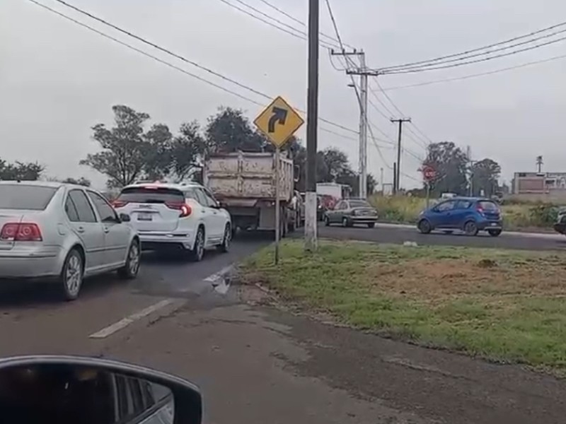 Colonos denuncian tráfico intenso por las mañanas en la zona poniente