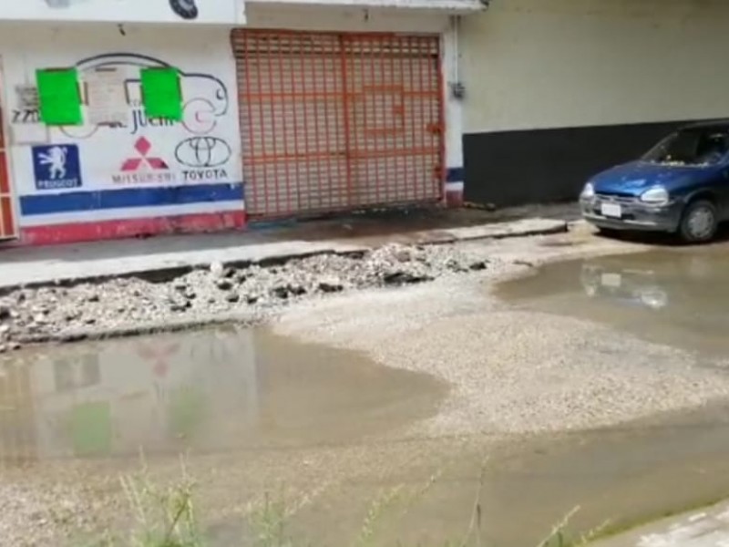 Colonos sufren fugas de drenaje y agua potable, SMAPA omiso