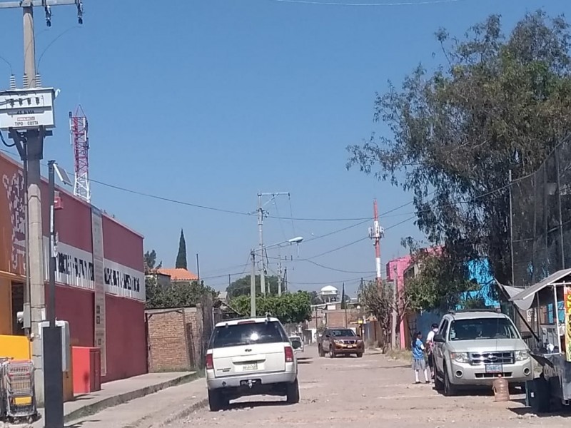Colonos solicitan pavimentación el calle Moroleón
