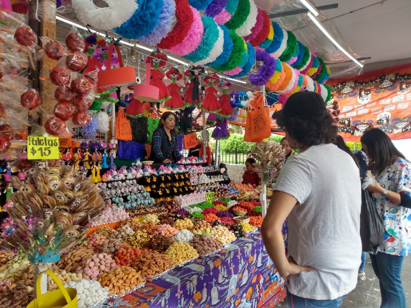 Color y sabor; adornan la Feria del Alfeñique