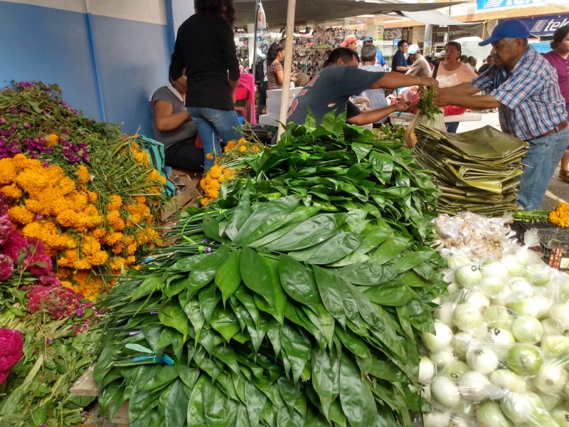 Colores, aromas y sabores en la tradicional plaza