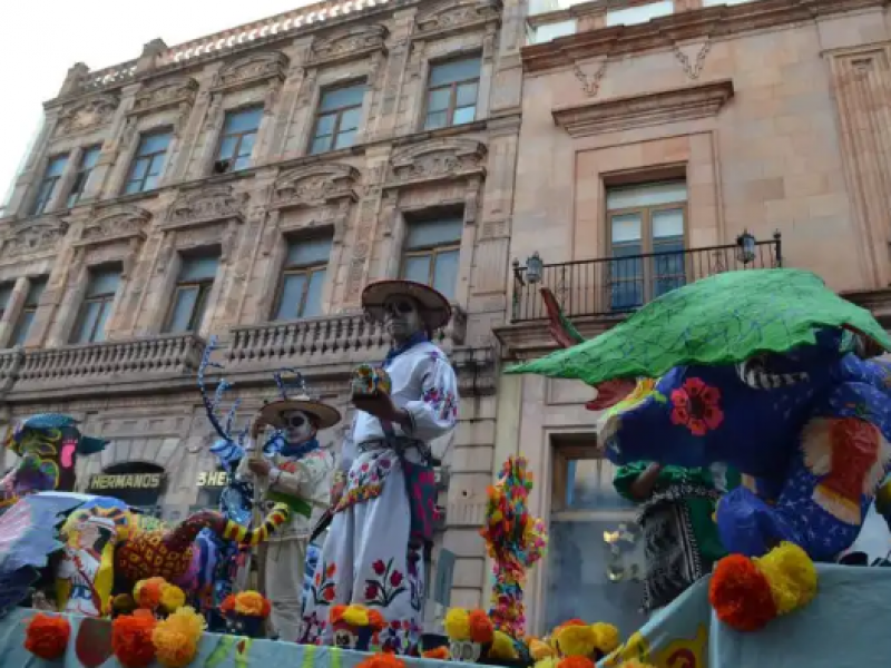 Colorido desfile en Zacatecas por Día de Muertos