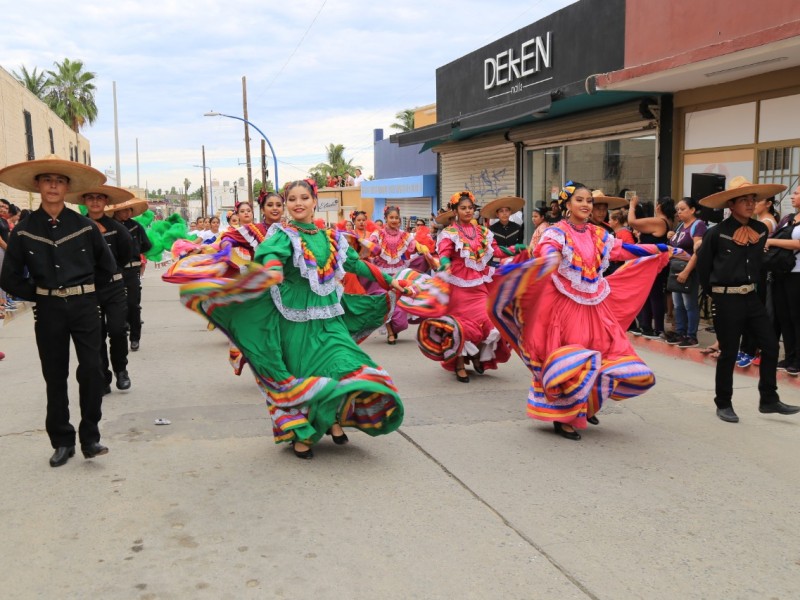 Colorido desfile por aniversario de la Revolución Mexicana