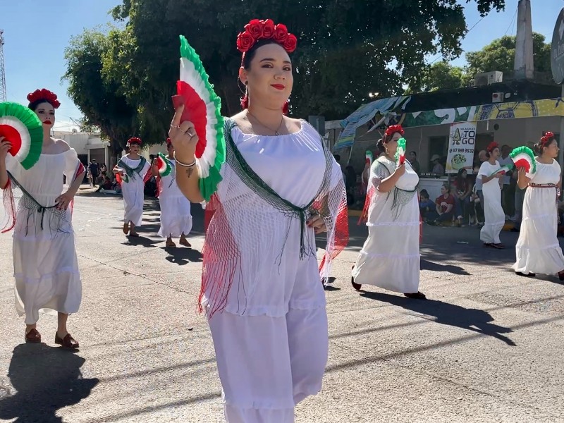 Colorido desfile revolucionario reúne a familias guasavenses