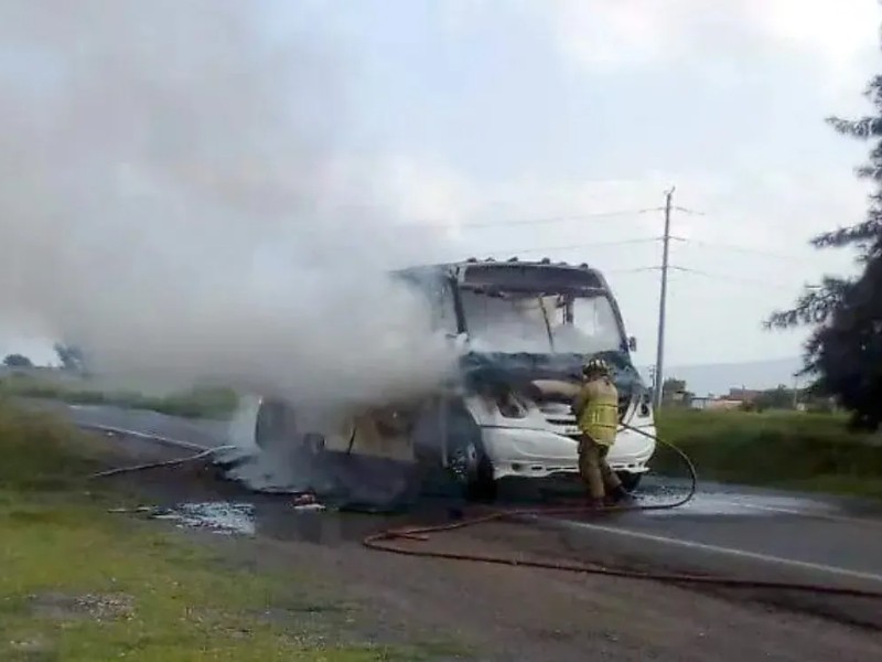 Comando intercepta camión de pasajeros y lo incendia en Guanajuato