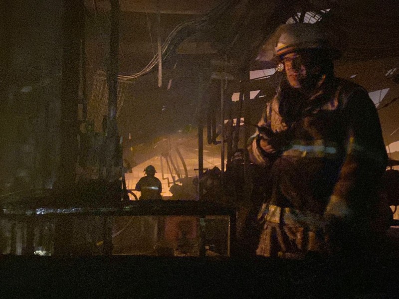 Combate a incendio en fábrica de Álamo Industrial al 50%