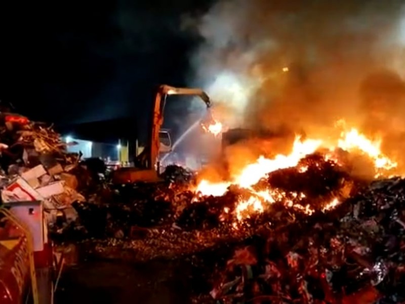 Combate de incendio en chatarrera al 90% de avance