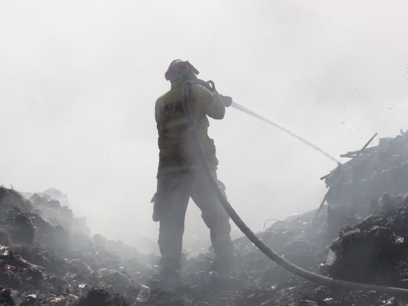 Combaten incendio en el relleno sanitario