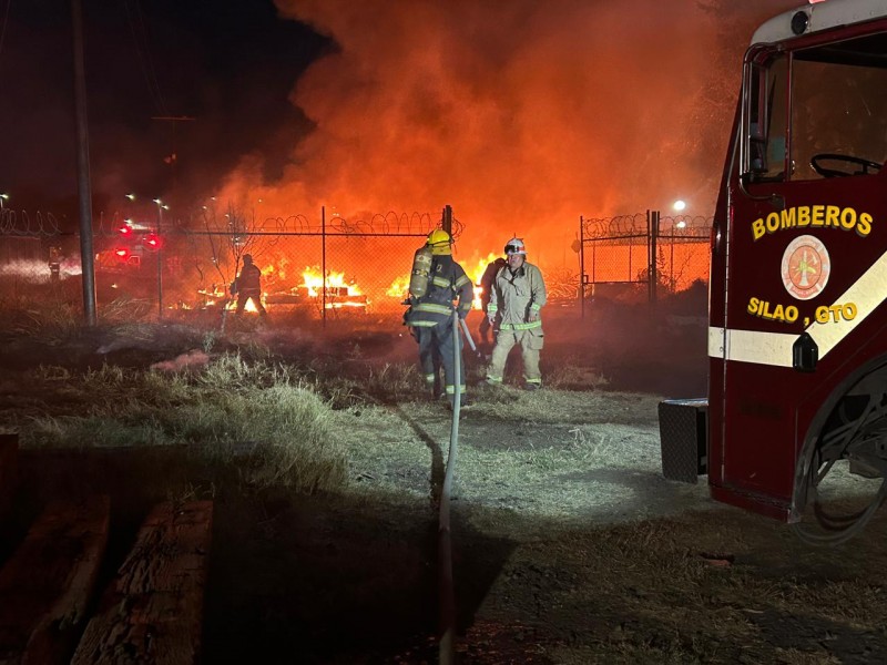 Combaten incendio en los durmientes de Ferromex en Silao