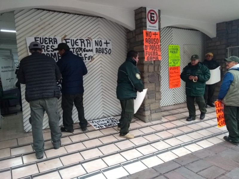 Combatientes de incendios se manifiestan en Puebla