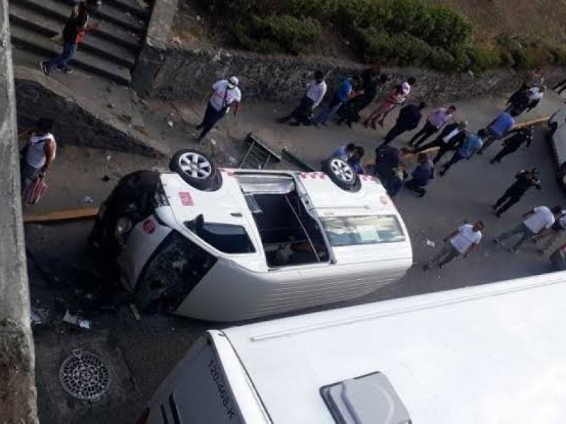 Combi cae de puente del Periférico en Naucalpan