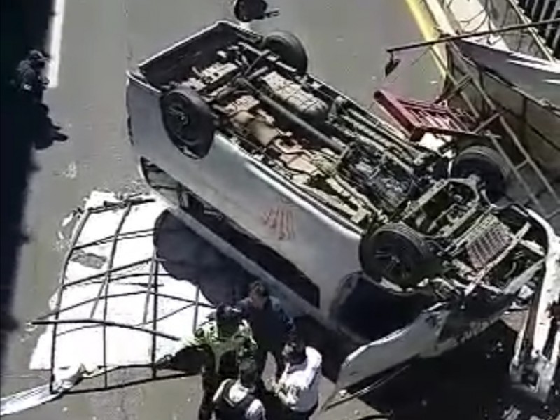 Combi cae de puente vehicular. Deja 5 lesionados