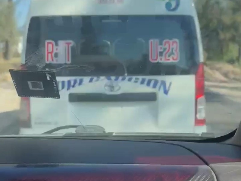 Combi de la región sin placas es señalada por conducir sin precaución