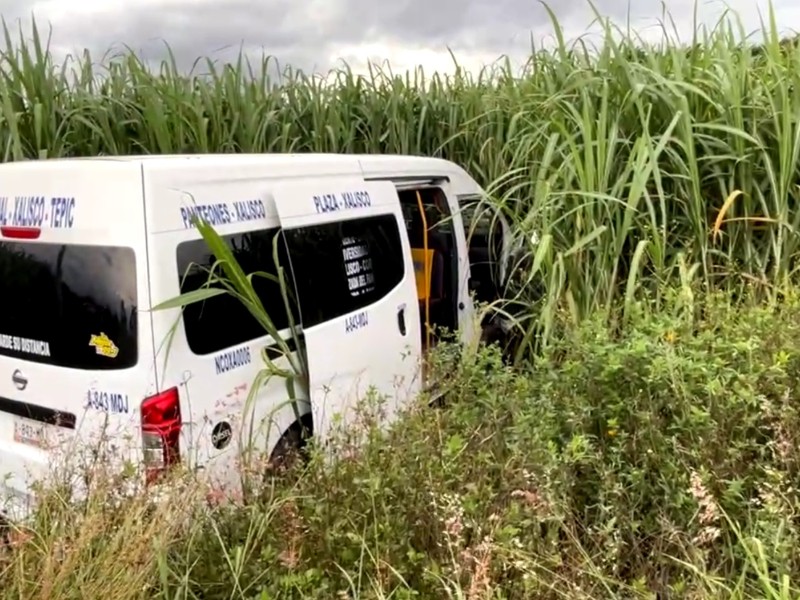 Combi de la ruta Xalisco-Pantanal termina en cañaveral