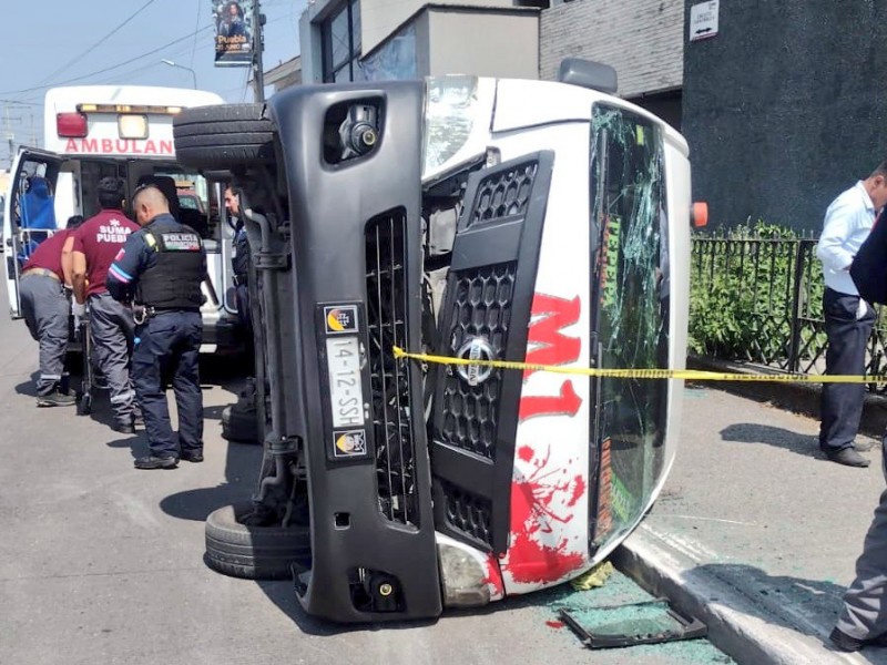 Combi termina volcada tras accidente en circuito Juan Pablo II