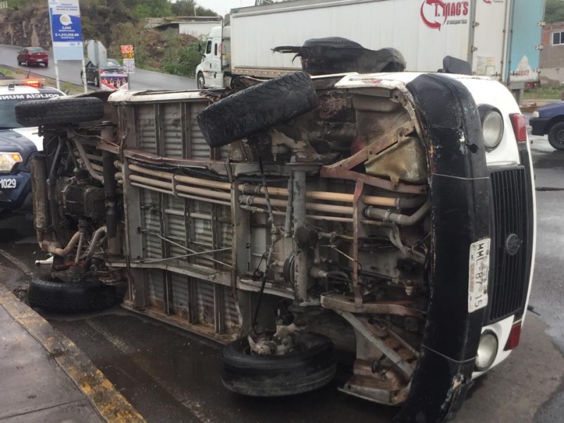 Combi volcó en Pirineos y no hubo lesionados