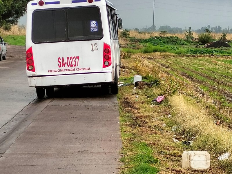 Combis se suben a la banqueta y tiran basura diariamente