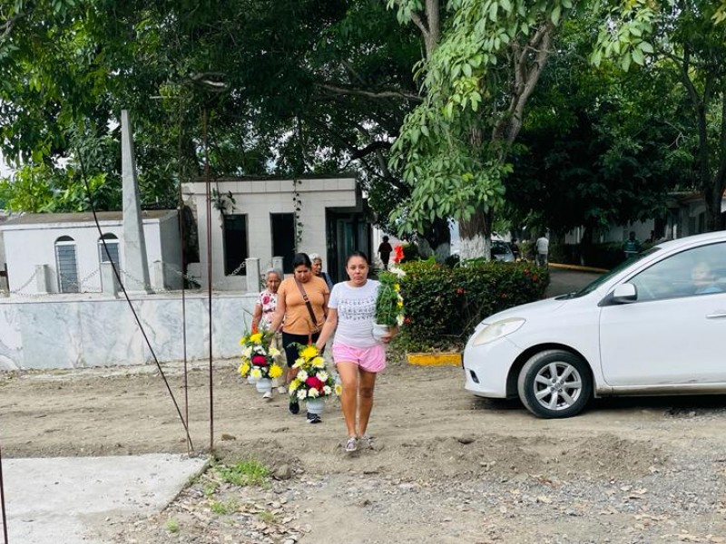 Comenzó el arribo de familias a panteones de Tuxpan