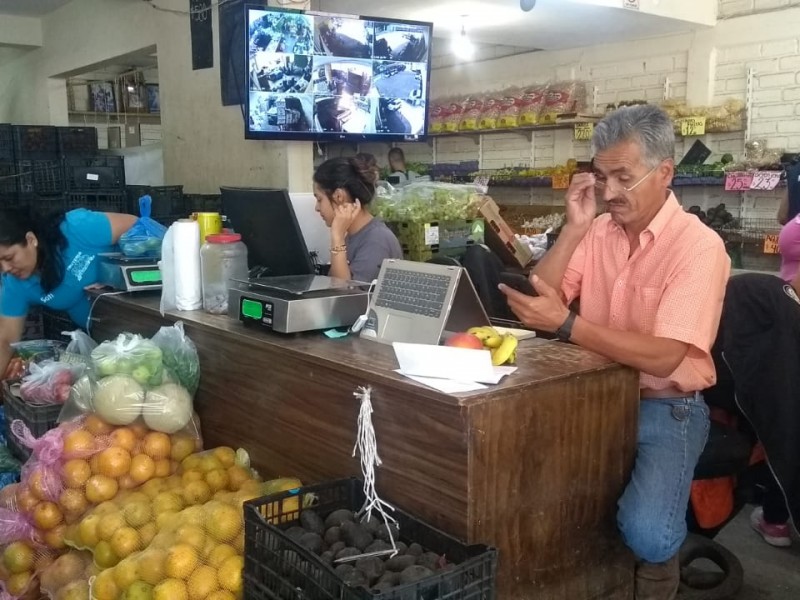 Comenzó vendiendo naranjas, hoy tiene frutería familiar