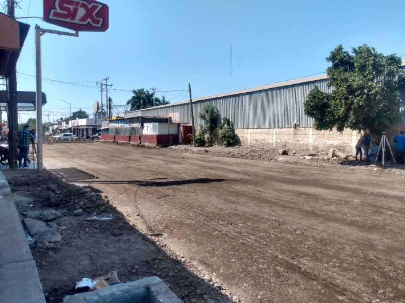 Comerciante invade calle en Estación Bamoa, Guasave