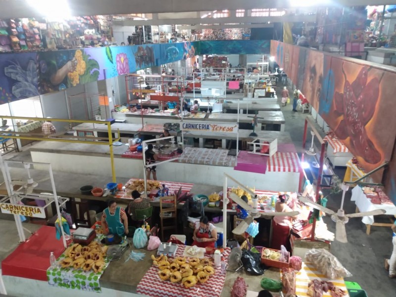 Comerciantes abren a la fuerza portón de mercado de Juchitán