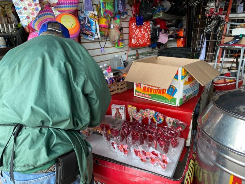 Comerciantes alistan mercancía para ventas de San Valentín